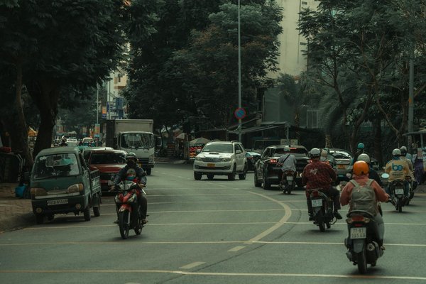 Wat zijn de belangrijkste stappen om de remmen van mijn auto veilig te controleren?